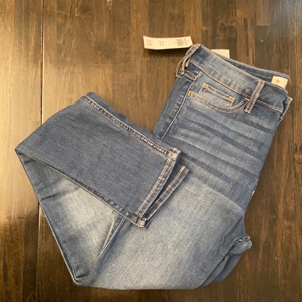 NWT Hollister jeans. Medium wash